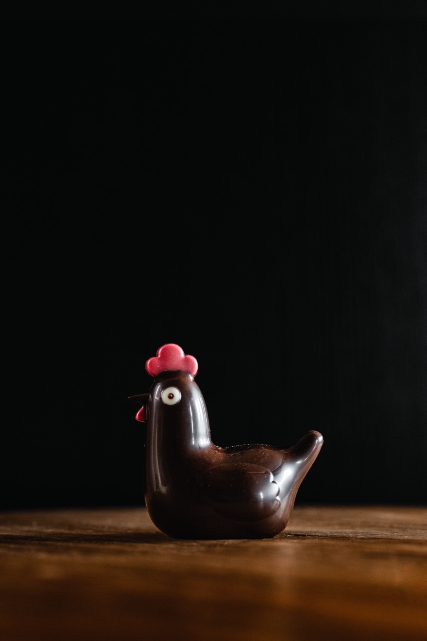 Petite poule rigolote en chocolat noir, garnie - 80g - Espèce de Ganache -  Chocolaterie artisanale